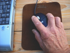 革の質感がやさしいマウスパッド